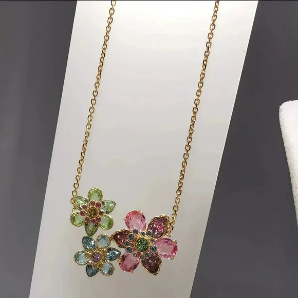 Swarovski crystal three-flower necklace - Picture 4 of 5
